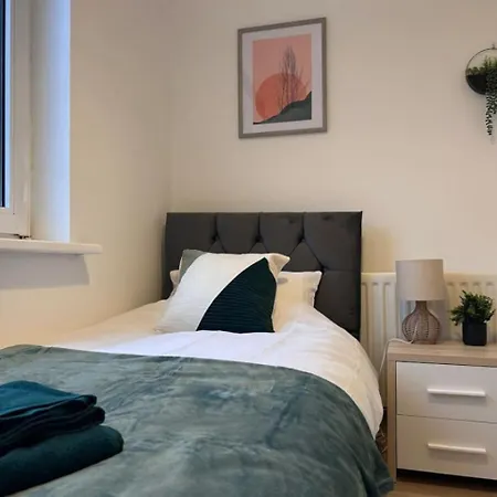 Louise Avenue - Contractors Long By Shortstayuk Holiday home