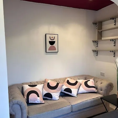 Louise Avenue - Contractors Long By Shortstayuk *